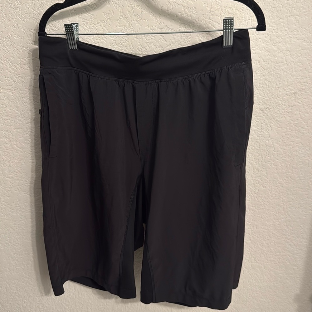 Lulu Lemon Liner-less men’s shorts 9”